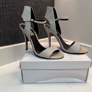 Steve Madden Rayvenn White Multi High Heels. Size 8M